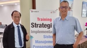 Ir. Mangasa Ritonga, MM (Tenaga Ahli Manajemen Risiko) & Bambang Prawito (Direktur Utama PT GPS)